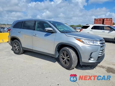 Czwarte zdjęcie samochodu z boku: 2019 TOYOTA HIGHLANDER LE VIN:5TDZZRFHXKS298331 - miniatura