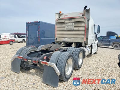 Czwarte zdjęcie samochodu z boku: 2011 VOLVO VNL SEMI TRUCK VIN:4V4NC9EH5BN296935 - miniatura