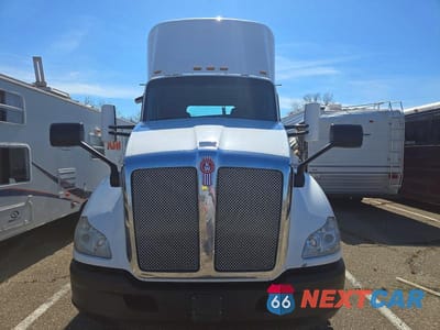 Zdjęcie 9 z 10 samochodu: 2016 KENWORTH T680 SEMI TRUCK VIN:1XKYA48X1GJ496573 - miniatura