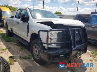 Czwarte zdjęcie samochodu z boku: 2025 FORD F350 SUPER DUTY VIN:1FT8X3BA6SED23366 - miniatura