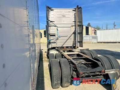 Trzecie zdjęcie samochodu z tyłu: 2016 VOLVO VN VNL VIN:4V4NC9EH4GN935202 - miniatura