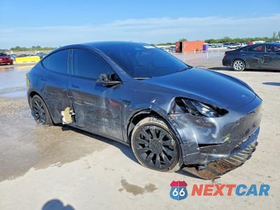 Czwarte zdjęcie samochodu z boku: 2023 TESLA MODEL Y VIN:7SAYGDED8PF959484 - miniatura