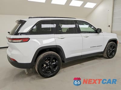 Trzecie zdjęcie samochodu z tyłu: 2023 JEEP GRAND CHEROKEE LAREDO VIN:1C4RJGAG4PC647812 - miniatura