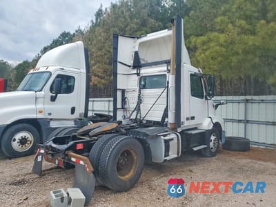 Czwarte zdjęcie samochodu z boku: 2018 VOLVO VNL SEMI TRUCK VIN:4V4N39TG7JN892556 - miniatura