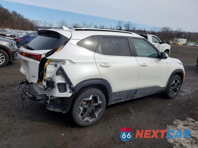 Trzecie zdjęcie samochodu z tyłu: 2024 KIA SELTOS EX VIN:KNDERCAAXR7661060 - miniatura