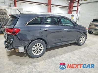 Trzecie zdjęcie samochodu z tyłu: 2019 KIA SORENTO LX V6 VIN:5XYPGDA55KG541604 - miniatura