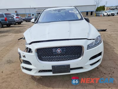Piąte zdjęcie samochodu w środku: 2019 JAGUAR F-PACE PREMIUM VIN:SADCJ2FX3KA610261 - miniatura