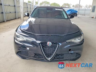 Piąte zdjęcie samochodu w środku: 2018 ALFA ROMEO GIULIA VIN:ZARFAEBN1J7593122 - miniatura