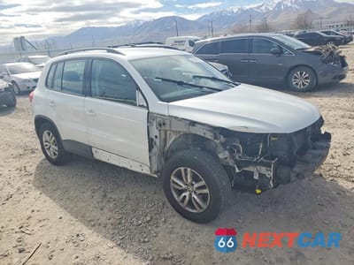 Czwarte zdjęcie samochodu z boku: 2017 VOLKSWAGEN TIGUAN S VIN:WVGBV7AX7HK041817 - miniatura