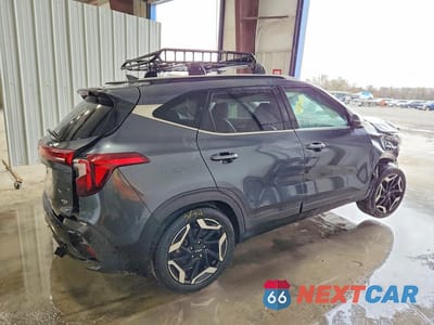 Trzecie zdjęcie samochodu z tyłu: 2024 KIA SELTOS SX VIN:KNDETCA70R7567176 - miniatura