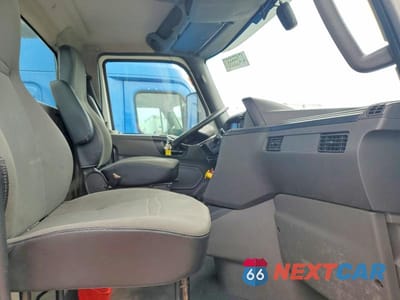 Piąte zdjęcie samochodu w środku: 2019 INTERNATIONAL LT625 SEMI TRUCK VIN:3HSDZTZR0KN134888 - miniatura
