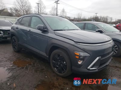Czwarte zdjęcie samochodu z boku: 2026 HYUNDAI KONA SEL SPORT VIN:KM8HF3AB7TU381079 - miniatura