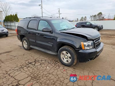 Czwarte zdjęcie samochodu z boku: 2013 CHEVROLET TAHOE K1500 LT VIN:1GNSKBE0XDR101028 - miniatura