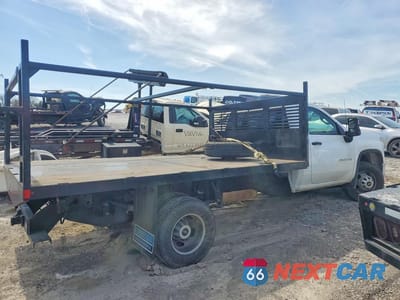 Trzecie zdjęcie samochodu z tyłu: 2023 CHEVROLET SILVERADO HD FLATBED TRUCK VIN:1GB3WRE79PF229987 - miniatura
