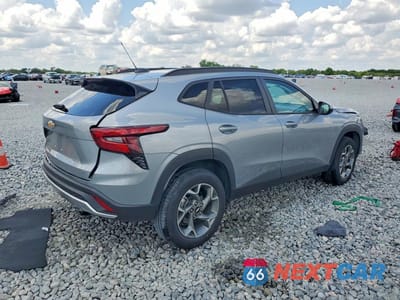 Trzecie zdjęcie samochodu z tyłu: 2025 CHEVROLET TRAX 1LT VIN:KL77LHEP9SC143019 - miniatura