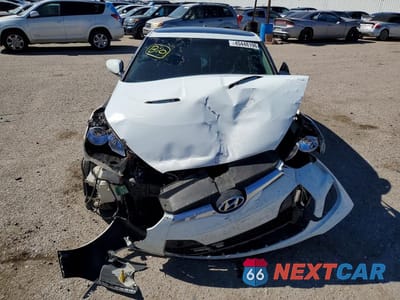 Piąte zdjęcie samochodu w środku: 2013 HYUNDAI VELOSTER BASE VIN:KMHTC6AD8DU176393 - miniatura