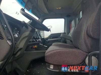 Piąte zdjęcie samochodu w środku: 2014 KENWORTH T680 SEMI TRUCK VIN:1XKYA48X4EJ403042 - miniatura
