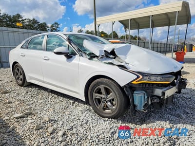 Czwarte zdjęcie samochodu z boku: 2023 KIA K5 LXS VIN:5XXG14J29PG209278 - miniatura