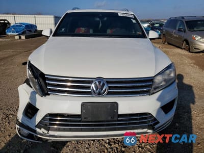 Piąte zdjęcie samochodu w środku: 2017 VOLKSWAGEN TOUAREG WOLFSBURG VIN:WVGRF7BPXHD004534 - miniatura
