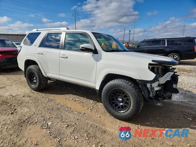 Czwarte zdjęcie samochodu z boku: 2018 TOYOTA 4RUNNER SR5 PREMIUM VIN:JTEBU5JR4J5573037 - miniatura
