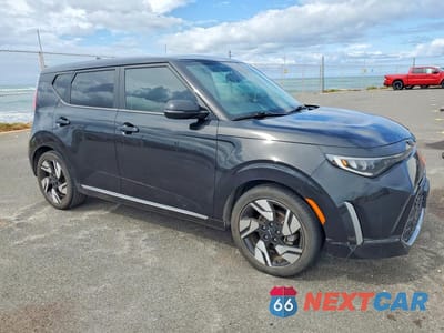Czwarte zdjęcie samochodu z boku: 2023 KIA SOUL GT-LINE VIN:KNDJ53AU3P7868519 - miniatura