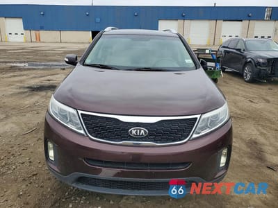 Piąte zdjęcie samochodu w środku: 2015 KIA SORENTO LX VIN:5XYKTDA75FG595286 - miniatura