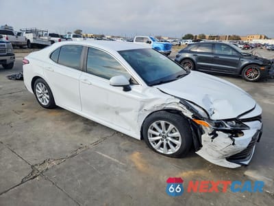 Czwarte zdjęcie samochodu z boku: 2020 TOYOTA CAMRY LE VIN:4T1C11AK5LU902524 - miniatura