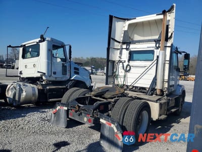 Czwarte zdjęcie samochodu z boku: 2017 VOLVO VNL SEMI TRUCK VIN:4V4N39TG5HN987983 - miniatura