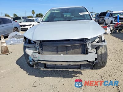 Piąte zdjęcie samochodu w środku: 2020 VOLVO XC40 T5 MOMENTUM VIN:YV4162UK9L2246402 - miniatura