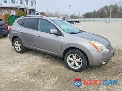 Czwarte zdjęcie samochodu z boku: 2010 NISSAN ROGUE S VIN:JN8AS5MV8AW104837 - miniatura