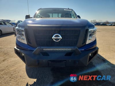 Piąte zdjęcie samochodu w środku: 2017 NISSAN TITAN XD PRO-4X 4WD 5.0L V8 TDSL VIN:1N6BA1F41HN508432 - miniatura