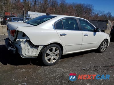 Trzecie zdjęcie samochodu z tyłu: 2009 KIA OPTIMA LX VIN:KNAGE228X95311897 - miniatura