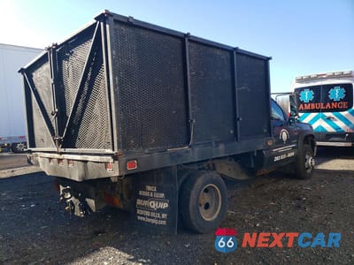 Trzecie zdjęcie samochodu z tyłu: 2002 CHEVROLET SILVERADO CHIPPER TRUCK VIN:1GBJK34U32E207912 - miniatura