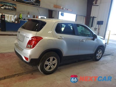 Trzecie zdjęcie samochodu z tyłu: 2020 CHEVROLET TRAX LS VIN:KL7CJKSB8LB310276 - miniatura