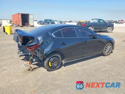 Trzecie zdjęcie samochodu z tyłu: 2021 MAZDA 3 SELECT VIN:JM1BPABL9M1324453 - miniatura