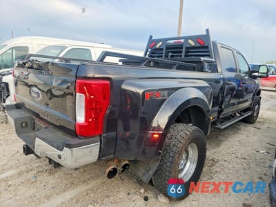 Trzecie zdjęcie samochodu z tyłu: 2017 FORD F350 SUPER DUTY VIN:1FT8W3DT1HEF46960 - miniatura