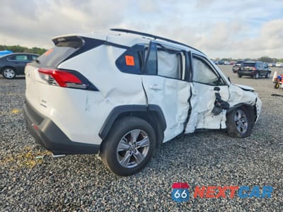 Trzecie zdjęcie samochodu z tyłu: 2024 TOYOTA RAV4 HYBRID XLE VIN:JTMRWRFV0RD274351 - miniatura