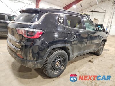 Trzecie zdjęcie samochodu z tyłu: 2021 JEEP COMPASS LATITUDE VIN:3C4NJDBB3MT530710 - miniatura