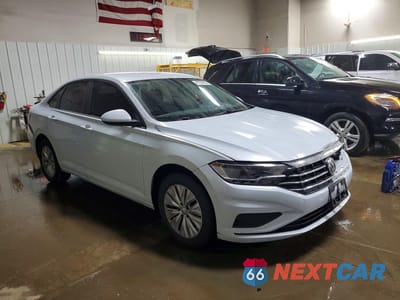 Czwarte zdjęcie samochodu z boku: 2019 VOLKSWAGEN JETTA S VIN:3VWCB7BU9KM141226 - miniatura