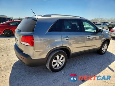 Trzecie zdjęcie samochodu z tyłu: 2011 KIA SORENTO LX VIN:5XYKT4A18BG103016 - miniatura
