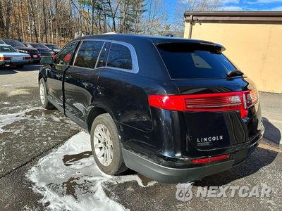 Trzecie zdjęcie samochodu z tyłu: 2018 LINCOLN TOWNHOUSE MKT VIN:2LMHJ5NK6JBL02688 - miniatura