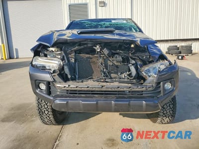 Piąte zdjęcie samochodu w środku: 2018 TOYOTA TACOMA DOUBLE CAB VIN:3TMBZ5DN2JM014322 - miniatura
