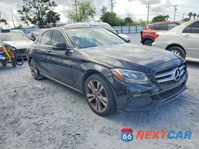 Czwarte zdjęcie samochodu z boku: 2017 MERCEDES-BENZ C 300 VIN:55SWF4JB6HU212655 - miniatura