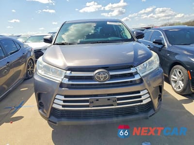 Piąte zdjęcie samochodu w środku: 2019 TOYOTA HIGHLANDER LE VIN:5TDZZRFH2KS298517 - miniatura