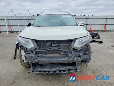 Piąte zdjęcie samochodu w środku: 2017 NISSAN ROGUE SV VIN:5N1AT2MT2HC815883 - miniatura