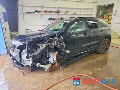 2022 CADILLAC XT4 SPORT 1GYFZFR4XNF126194 - główne zdjęcie licytacji z USA - miniatura