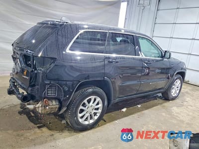 Trzecie zdjęcie samochodu z tyłu: 2022 JEEP GRAND CHEROKEE LAREDO E VIN:1C4RJFAG4NC121235 - miniatura