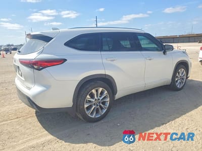 Trzecie zdjęcie samochodu z tyłu: 2022 TOYOTA HIGHLANDER LIMITED VIN:5TDYZRAHXNS094958 - miniatura