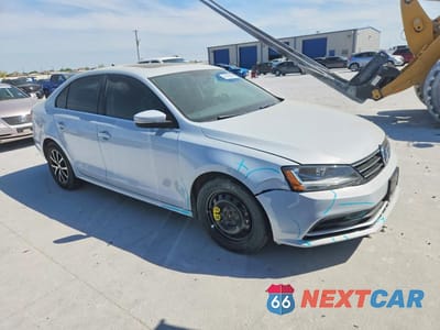 Czwarte zdjęcie samochodu z boku: 2017 VOLKSWAGEN JETTA SE VIN:3VWDB7AJ0HM412100 - miniatura