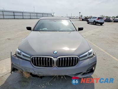 Piąte zdjęcie samochodu w środku: 2022 BMW M550XI VIN:WBA13BK03NCL01708 - miniatura